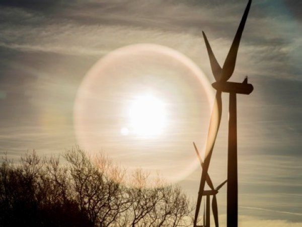 Vindmøllers udsving i energiproduktion kan løses ved at lagre energien lokalt i den enkelte vindmølle, viser lovende projekt fra Innovationsfonden.
