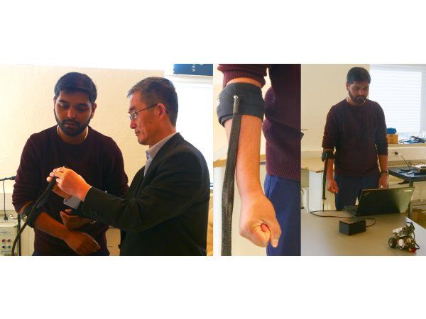 Med sensorarmbåndet om underarmen er det muligt at styre og kontrollere robotter ved hjælp af håndbevægelser. Teknologien åbner en vej for interaktionsmulighederne mellem mennesker og teknologi. (Collage: Jakob Brodersen)