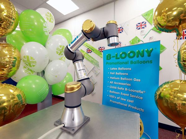 B-Loonys Golden Edition-cobot fra UR, for bestilling af leverance nummer 25.000 er nu på vej til Storbritannien. Yderligere Golden Editions vil også blive uddelt i Sydeuropa, Nordamerika og Asien.
