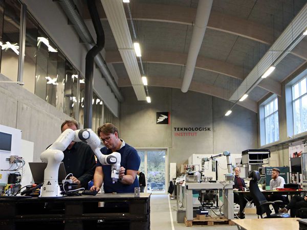 Teknologisk Instituts Robotcenter i Odense er omdrejningspunktet for førstedagen på det gratis kurser om robotteknologi.
