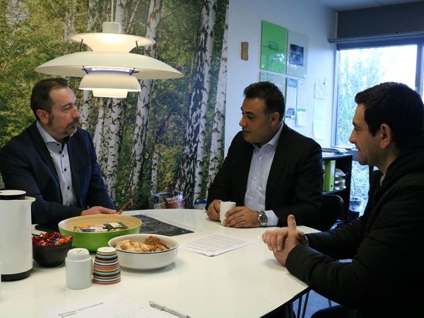 Fra venstre er det Dansk Miljøforbedring-direktør John Kaldahl, der flankerer Naser Khader, som ved besøget på Roskilde-virksomheden også fik en snak med Issa Alzeer (t.h.).