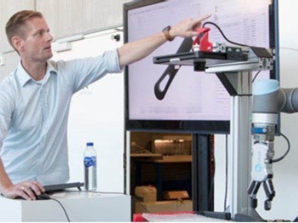 Deltagerne kan på dagen opleve konkrete eksempler på anvendelse af kollaborative robotter i praksis. Blandt andet præsenterer Engskov Maskinfabrik et MADE Demonstrationsprojekt, hvor virtual reality af robotløsninger er anvendt, Danfoss demonstrerer 3D-printede vibrationsføder udviklet i MADE-forskningsregi og så vil der blive informeret om sikkerhedstiltag for kollaborative robotter gennem EU-projektet COVR, fremhæver arrangørene.