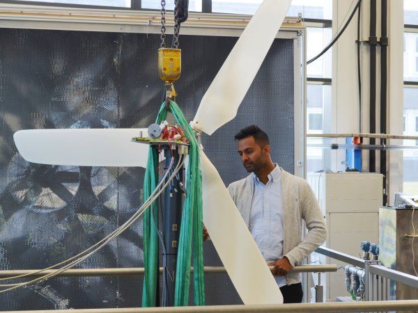 Bilal Ali Qadri fra AAU Esbjerg har været med til at udvikle en effektiv metode til nøjagtigt at opfange skader på vindmøllevinger. Det betyder at man helt kan undgå unødvendige og dyre, manuelle inspektioner. (Foto: Line Jørgensen/AAU Esbjerg)