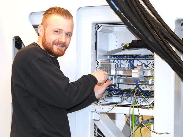 Nodi´s Service Manager Jan Sønderstgård er glad for produktbredden fra Spelsberg, der har stor betydning for de kundetilpassede valsemaskiner til metalbearbejdning fra Næstved-virksomheden.