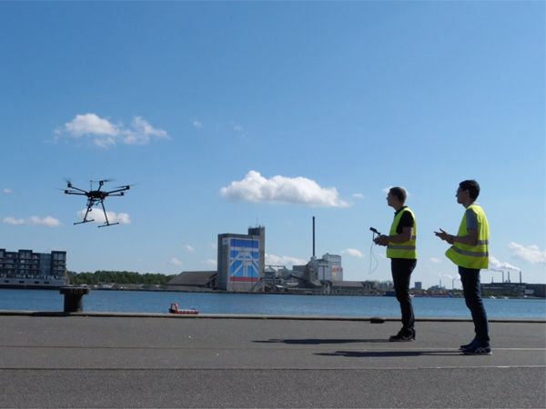 AAU-projektet viser, at ved at bruge mobilnetværk til at styre flyvende droner, kan man forøge deres rækkevidde.  (Foto: Jakob Brodersen)