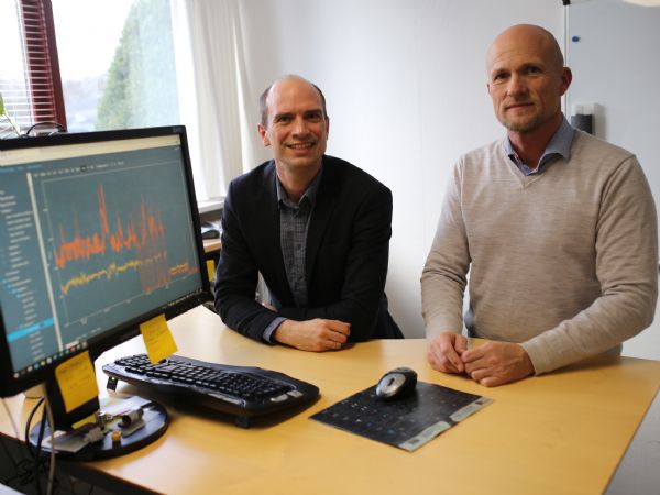 Direktør Sune Lilbæk (t.v.) og teknisk salgschef René Ullmann (t.h.), PCH Engineering, demonstrerer her det grafiske interface til central monitorering af roterende procesudstyr med firmaets aktuelle IoT-kompatible vibrationsmonitorer.