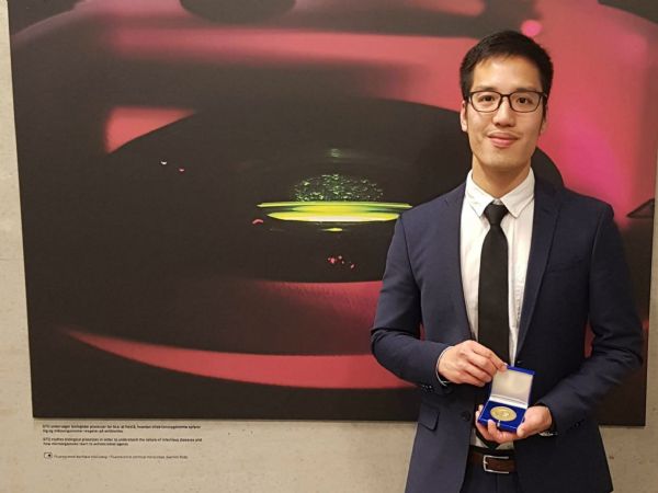 Ariya Sangwongwanich har fået overrakt ph.d.-prisen for sin afhandling “Grid-Friendly High-Reliability Photovoltaic Systems”. (Foto: AAU)