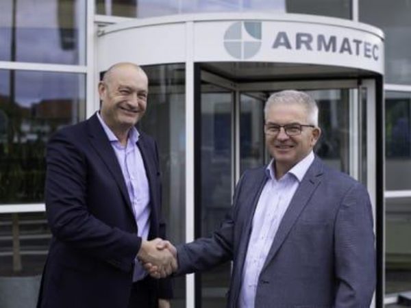 Jens Brammer (t.v.) tager 1. deceomber over som administrerende direktør ved Armatec efter Arne Noesgaard (t.h.).