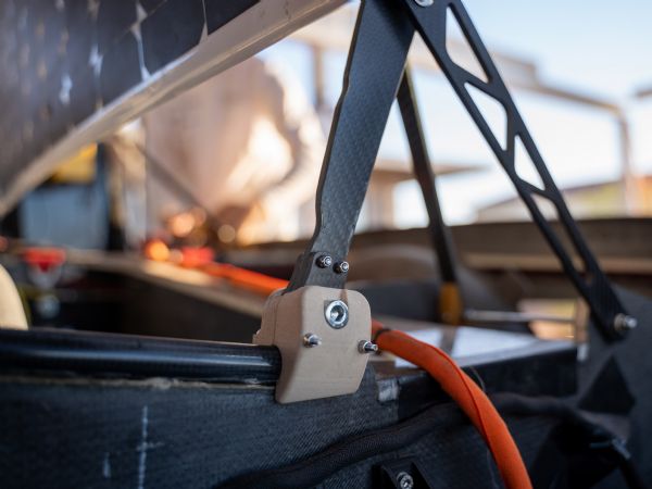Ud over  Igus´ Iglidur-glidelejer i styring og affjedring, blev der benyttet printede lejer fremstillet af tribo-polymeren Iglidur I3 i afdækningsmekanismen til hurtig ind- og udgang. (Kilde: Covestro Sonnenwagen Aachen)