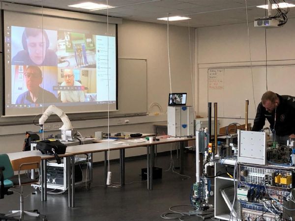 Nogle af de ti elever ved afgangsklassen for automation og proces ses her under den virtuelle svendeprøve på TECH College.