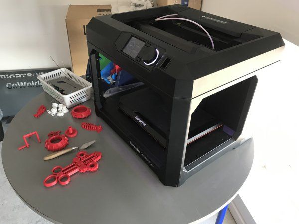 EUC Nordvest har flere 3D-printere og en 3D-skanner stående på skolen.