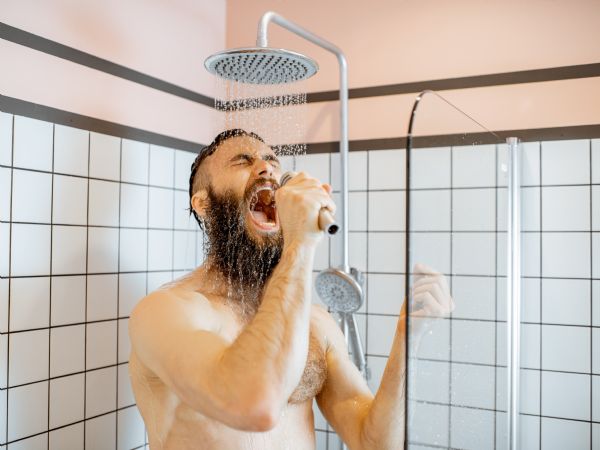 Det danske firma Aguardio har udviklet en løsning, der hjælper med at ændre badevaner og dermed sparer vand og energi. Telia leverer IoT-teknologi, der gør den tekniske installation af produktet enkel – og giver overblik over husstandens bademønster på mobilen.