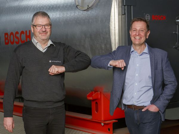 LS' direktør og grundlægger Lars Schmidt (t.v.) og Niels Pedersen (t.h.), der er Head of After Sales hos Bosch Termoteknik, glæder sig til det fortsatte samarbejde.