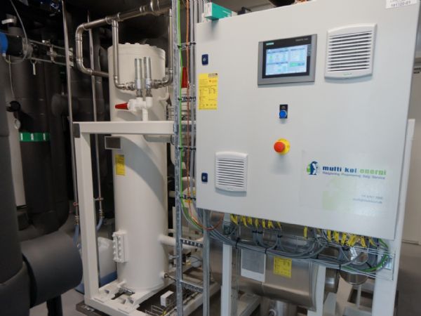 Multi Køl & Energi projekterer og producerer selv køleløsninger, der er designet med det naturlige kølemiddel ammoniak (NH3) og yder en leveret køleeffekt fra 15 til 75 kiloWatt ved minus 28 grader Celsius.