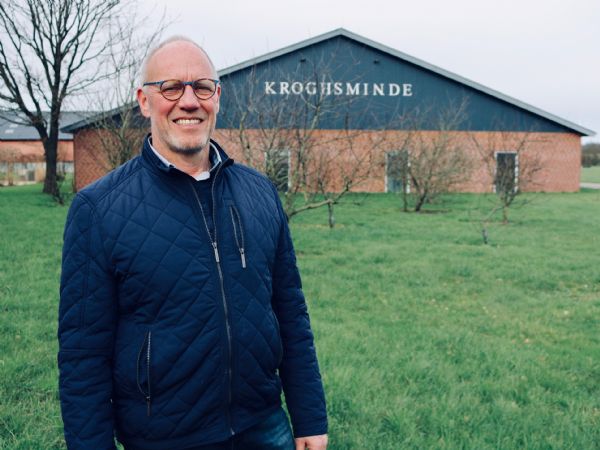 En af Løgismoses leverandører er landmand Jens Krogh fra gården Kroghsminde i Ølgod ved Varde, som dermed er blandt Danmarks første CO2-neutrale landbrug.