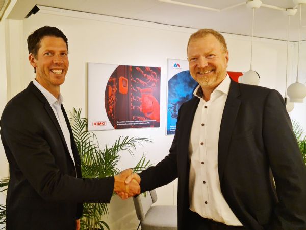 Kimo Instrument-VD Stefan Bengtsson (t.v.) hilser på Elmas administrerende direktør Lars Bendixen (t.h.). Sammen glæder de sig over Elmas planer for Kimo-ejerskabet.