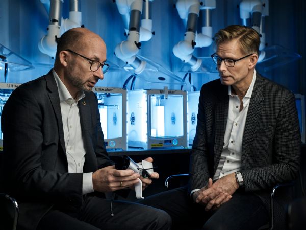Industriens Fond-direktør Thomas Hofman-Bang (t.v.) og CEO Steen Donner, DTU Science Park, i Futurebox’ prototypeværksted, hvor de kommende deltagere kan arbejde i forbindelse med GreenUP Accelerator.
