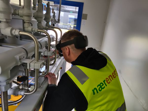 Nærenergi-montøren kan ved klargøring af anlægget få bistand fra leverandører i Sydkorea og Italien, såvel som fra Nærenergi-hovedsædet. Nu kan 13 regionale busser snart tanke biogas i Hadsund. Takket være brugen af AR, og det indbyggede kamera i brillerne.