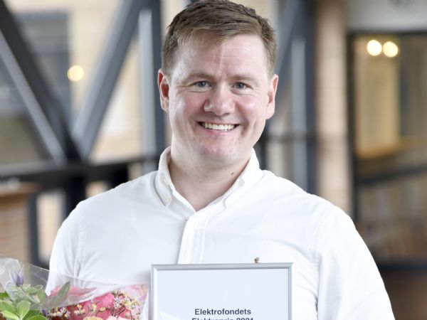 Modtageren af Elektroprisen 2021, Ulrik Krogh Andersen ved overrækkelsen i Ingeniørhuset.  (Foto:  Henrik Frydkjær)