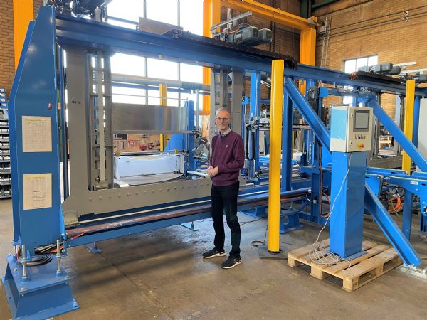 Tentoma-direktør Henrik Raunkjær ses her ved en af virksomhedens fuldautomatiske RoRo StretchPack-pakkemaskiner.