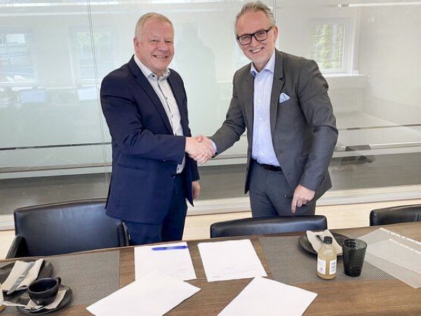 Den hidtidige hovedaktionær Kim Nielsen (t.v.) giver hånd på salget af 70 procent af aktionerne i HNC Group til CFO Niklas Enmark (t.h.), Momentum Group.