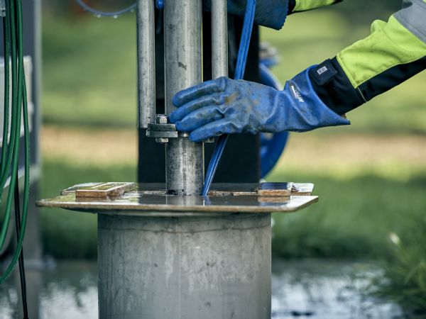 Stigende forurening af grundvandet gør det sværere for vandselskaber at finde nye kildepladser til de boringer, der skal forsyne danskerne med rent drikkevand i fremtiden. (Arkivfoto: Jesper Blæsild)