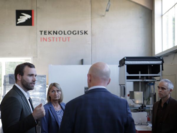 Socialdemokratiets Bjørn Brandenborg har aktuelt været forbi Teknologisk Institut-robotcenter, hvor han hørte om, hvordan der arbejdes på at gøre robotteknologi bredt tilgængelig for danske virksomheder – og om hvordan GTS-institutterne via viden og testfaciliteter bidrager til innovation i hele Danmark.