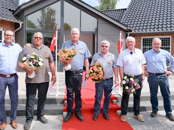 De fire VAM-maskinførere i midten flankerets af Auning-virksomhedens ejere, henholdsvis Thomas Mogensen (t.v.) og Søren Rasmussen (t.h.).