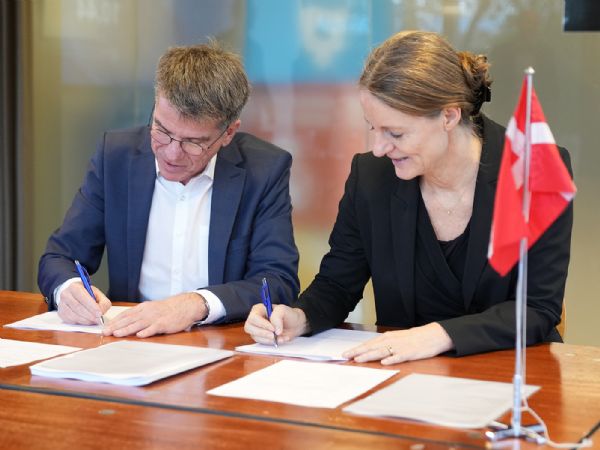 Aftalen om Utilizero underskrives  her af direktør Lars Schrøder, Aarhus Vand, og direktør Mette Vestergaard,  DHI.