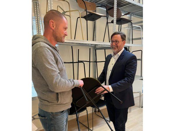 Michael F. Nielsen, der her ses på Haugaard-fabrikken i Otterup sammen med virksomhedens R&D Martin Olesen, har afløst Claus Haugaard som koncernens CEO. (Foto: Haugaard Company)