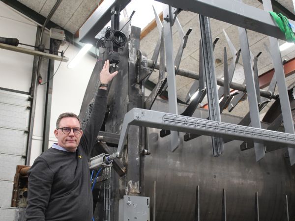 Brødbæk & Co.’s konstruktør Jens Berg peger her på aktuatoren fra Thomson, der kan løfte op til 1.600 kilogram, og som er egnet til det barske miljø hos savværkerne.