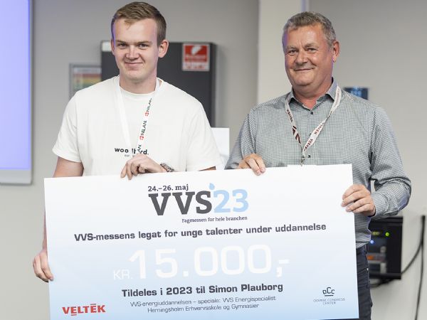 En stolt VVS-lærling, Simon Plauborg (t.v.) får her overrakt legatet af VELTEK-direktør Per Rømer Kofod.