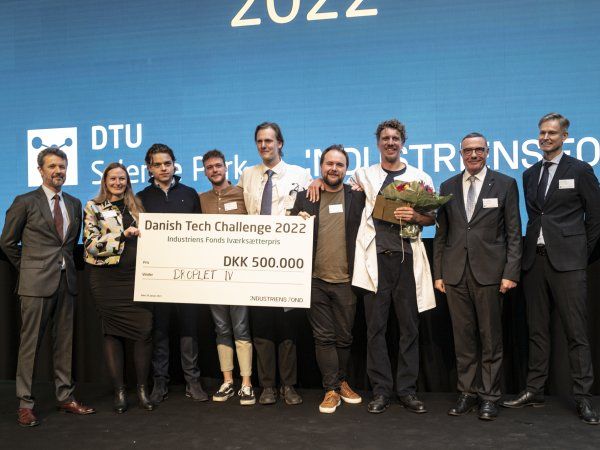 Kronprins Frederik med teamet fra Droplet IV-projektet, som er udråbt til vinder Industriens Fonds Iværksætterpris.