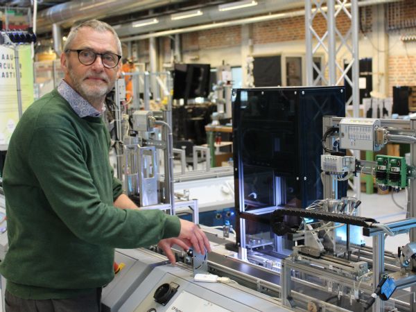 AAU-professor Preben Mogensen ses her ved en produktionscelle på Institut for Materialer & Produktion, hvor 5G-laboratoriet er installeret.