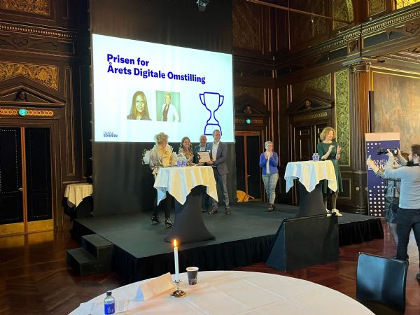 Direktør Henrik Jeppesen, Fibo Intercon, får her overrakt prisen af digitaliserings- og ligestillingsminister Marie Bjerre og formand for SMV:Boardet Evita Rosdahl.