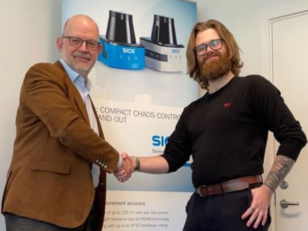 Senior Manager Business Development Henrik Bostrup byder Simon Vinkel velkommen i SICK-teamet, hvor han tiltræder 1. februar.