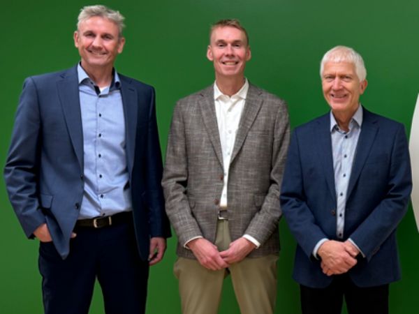 Lasse Thomsen (i midten) er udset til CEO for Adding Robotics. Her er han flankeret af  CEO Martin Poulsen, Adding Engineering (t.v.) og stifter og indehaver af Adding-selskaberne John Sloth (t.h).