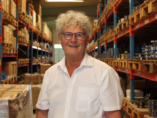 Acton-salgschef Ole Henriksen mellem lagereoler, hvorfra der skal plukkes komponenter inden for lejer og transmissioner til messen i Herning.