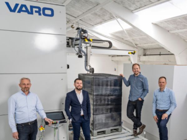 Teknisk direktør Arne Lundfold Bjerring,  VARO, og de øvrige i teamet ved løsningen, hvor AI understøtter fuldautomatisk fjernelse af folien.