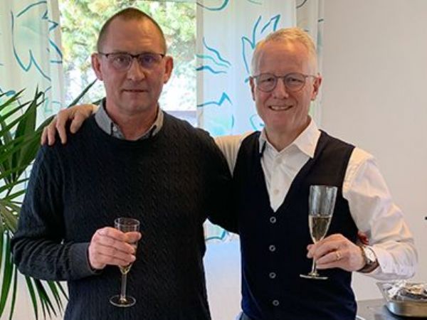 Klees Jan Andersen (t.v.) blev behørigt fejret af Klee-teamet, anført er direktør Lars Ejnar Jensen (t.h.) på jubilæumsdagen.