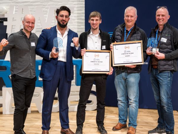 Unicontrol-temaets tre hædrede for Årets Robotvirksomhed (t.v.) sammen med Årets Startup-vinder AgriRobots team ved offentliggørelsen af årets vindere.
