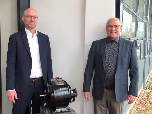 Direktør i FH Automation Lars Farsø (t.v.) sammen med salgsdirektør Leif Rasmussen (t.h.), glæder sig over FH Softwares videresførelse i Init.