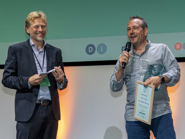 CEO Martin Thorborg (t.h.), Visma Dinero, er vinder af DI's og PostNords eCom Talent Award 2023 for ledelse i e-commerce. Prisen blev overrakt af chef for e-commerce i DI og branchedirektør Jacob Kjeldsen, DI Handel (t.v.).