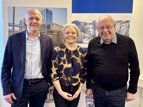 Moldow-ejerne, søskendeparret K. Preben Hansen (t.v.) og A. Birgitte Ipsen ses her sammen med Teldust-stifter Karl-Heinz Runge (t.h.) i forbindelse med det aktuelle opkøb. (Foto: Moldow)