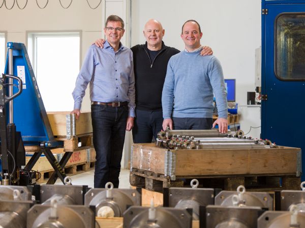 Aftrædende direktør Niels Rahbek (t.v.) flankerer koncerndirektør Claus Anker Christensen, og den kommende direktør, den hidtidige fabrikschef Esben Kristensen (t.h.).