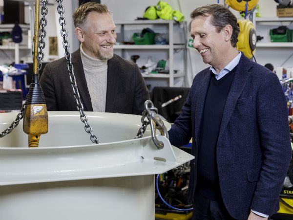 Pronor-direktør Søren Nedergaard (t.h.) sammen med direktør Thomas Gjørup (t.v.), Teknikhuse og ansvarlig for serviceforretningen i Kemp & Lauritzen, i værkstedsfaciliteterne i Albertslund, der nu skifter ejer.