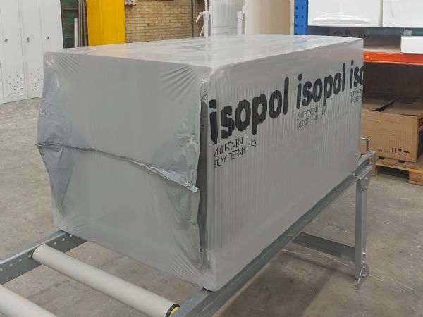 Tentoma har aktuelt installeret en RoRo StretchPack-pakkemaskine til indpakning af isoleringsplader hos græske Unisol.