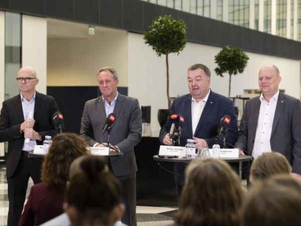 Med gennembrudsforliget på det private arbejdsmarkeds minimallønsområde, noterer DI’s chefforhandler, administrerende direktør Lars Sandahl Sørensen, at industrien kan levere klare rammer for det danske arbejdsmarked i tre år frem. Her han flankeret af DI's viceadministrerende direktør Kim Graugaard (t.v.) og på hans højre side formanden for CO-industri Claus Jensen og næstformand i CO-industri Mads Andersen.