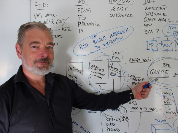 ”Vi kan tydeligt mærke, at pharma stiller langt større krav til maskinbyggerne, end segmentet gjorde for bare få år siden,” siger John Bo Jakobsen.