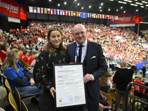 Projektleder for bæredygtighed Maria Galmstrup og administrerende direktør Georg Sørensen, med beviset på, at MCH nu er Iso 20121-certificeret. (Foto: MCH/Lars Møller)